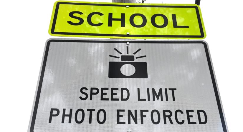 A forgalom nem lassult, de milliárdokat termelt az iskolánál felállított traffipax