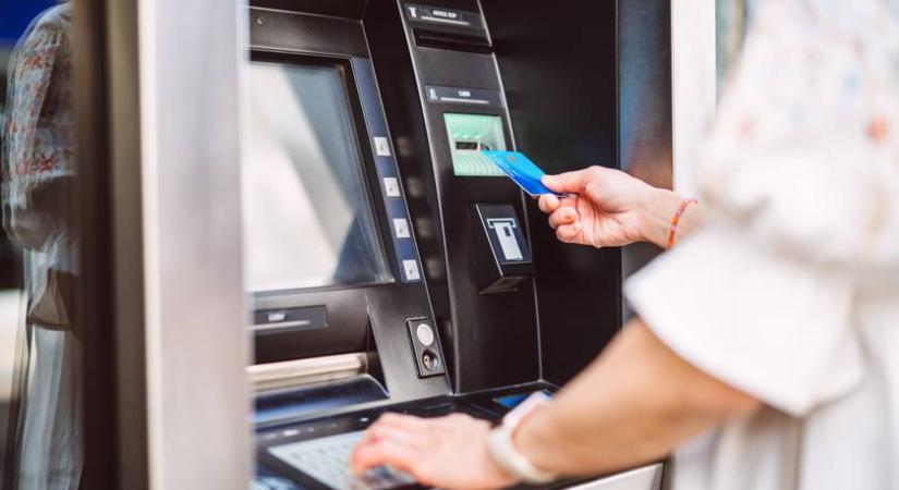 Ősrégi ATM-trükkel támadnak újra a csalók: így akarják a pénzedet megszerezni