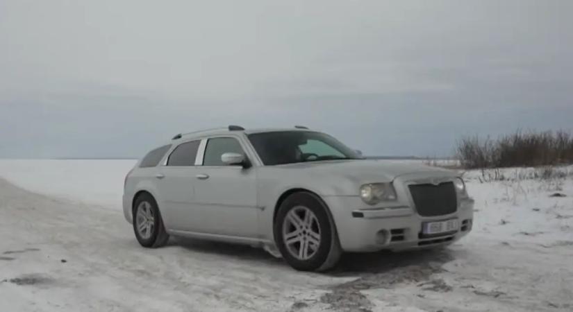 Ilyet se mindennap látni: autóutat nyitottak az észtek a befagyott tengeren!