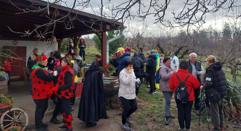 Maszkok, dombok és zamatos borok: nagy sikerrel zárult a Farsangi Túra (galéria)