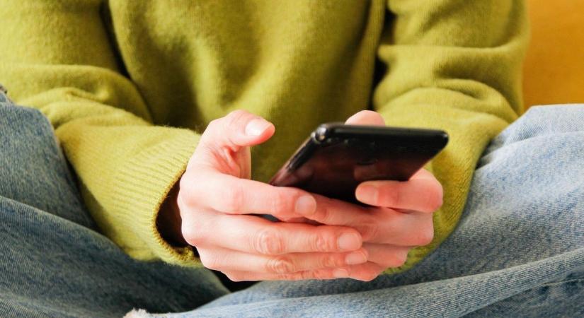 Lefotózták a telefonszámot, amiről most az egész országot hívogatják