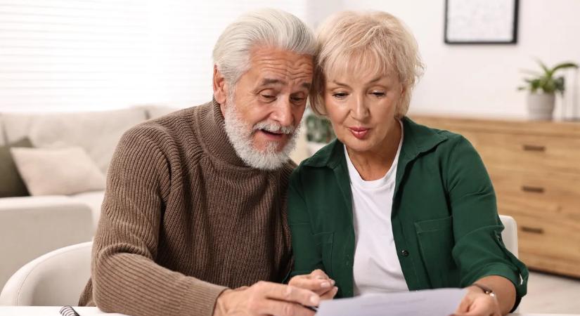 Milyen régóta kell nyugdíjasnak lenni ahhoz, hogy járjon a 13. és 14. havi juttatás? Mutatjuk!