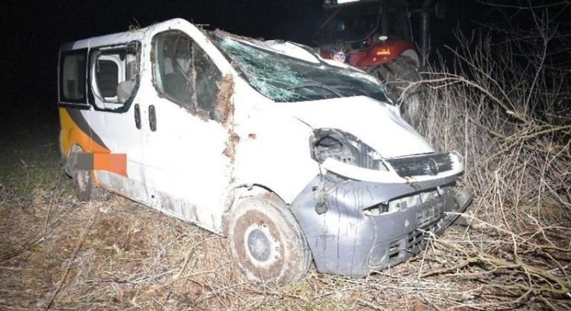 Munkaadója autójával borult árokba a jogsi nélküli sofőr