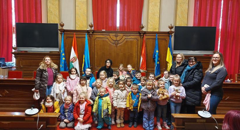 Szavazást és meseesküvőt is tartottak az óvodások a városházán