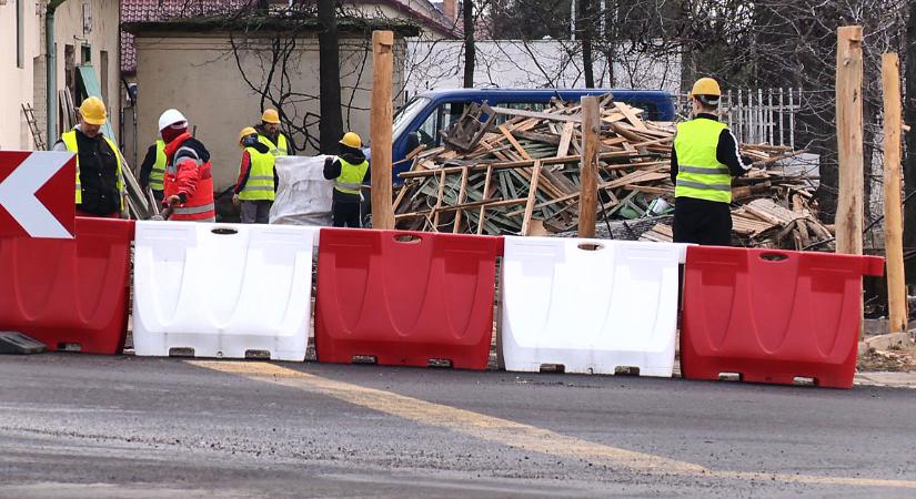 Már bontják az épületeket a Sámsoni úton, ezután folytatódhat a négysávosítás – fotókkal