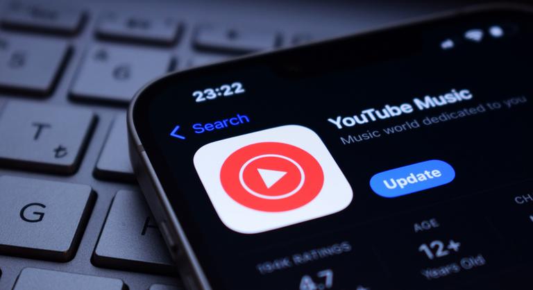 Vége az ingyen karaokénak, előfizetéshez köti a YouTube a dalszövegek megtekintését