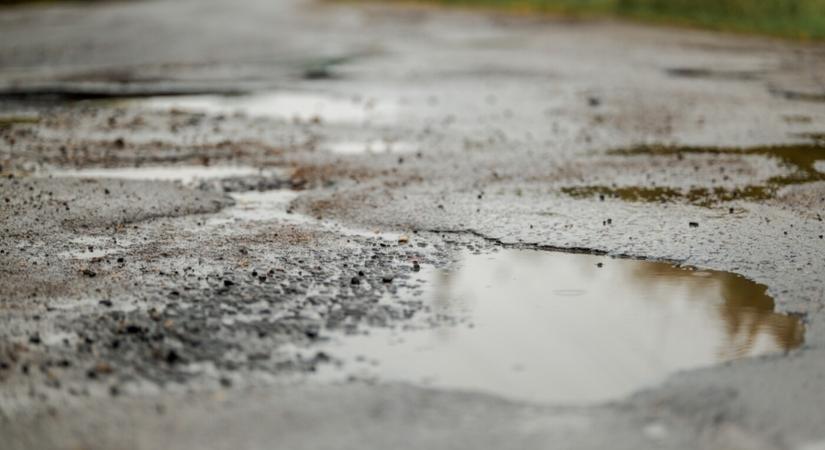 Tömegek panaszkodnak a dél-szlovákiai kátyúhelyzetre