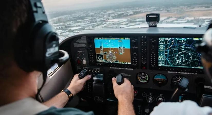 Autók közé csapódott egy kényszerleszállást végrehajtó gép, többen megsérültek – videó