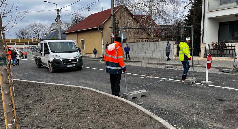 Dudálva ünneplés: videón, ahogy átadták az abszurd magyar aluljárót