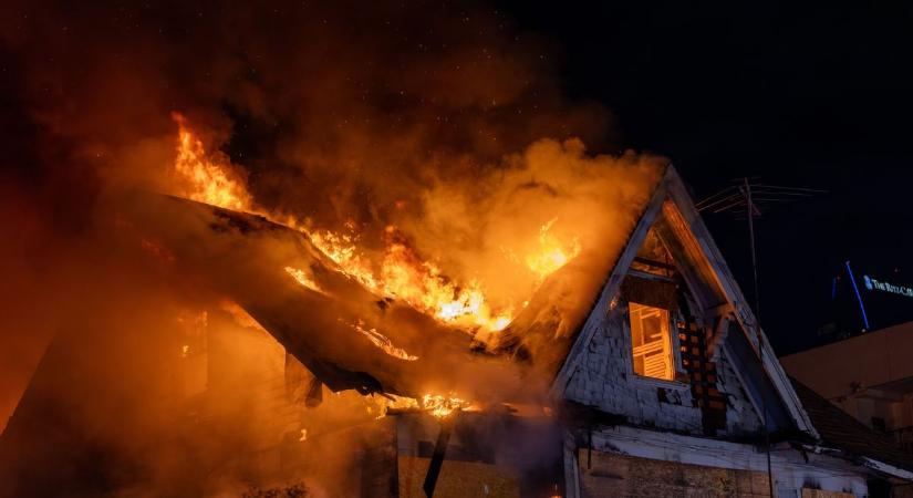 Döbbenetes jelenetek: égő épületből mentették a gázpalackokat Csengelén