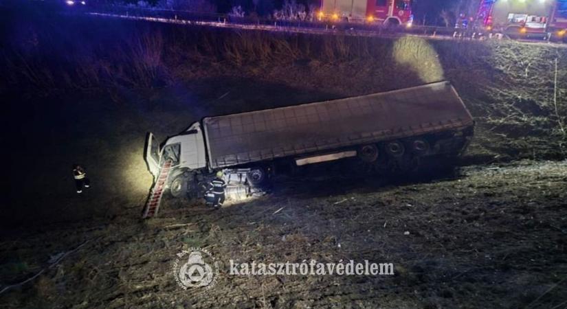 Helyszíni fotókon a hajnali M1-es baleset, a tűzoltók szedték ki a sérültet a kamionból