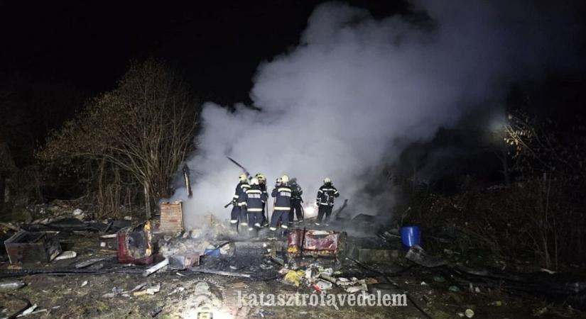 Lángok csaptak fel Tatabányán az éjszaka közepén, helyszíni fotókon a teljesen kiégett épület