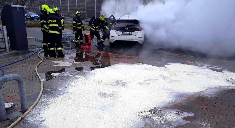 Füstölő Nissan LEAF-hez vonultak ki a cseh tűzoltók