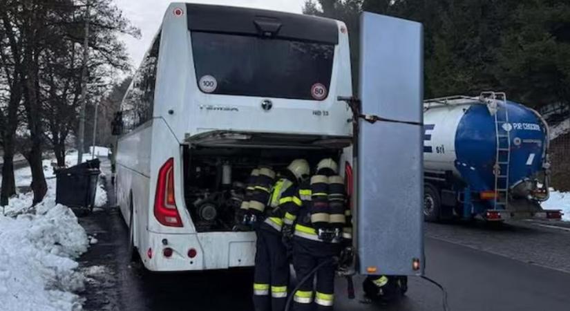 Az autópályán gyulladt ki egy gyerekeket szállító magyar turistabusz Ausztriában