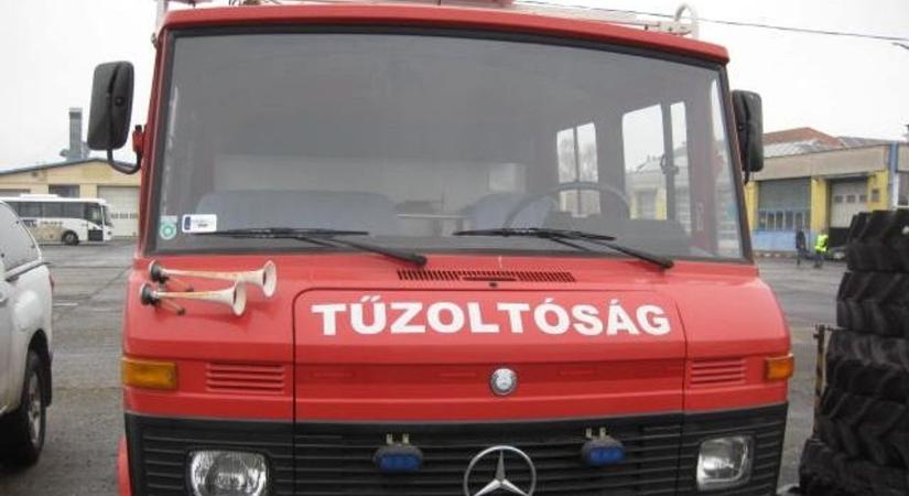 Páratlan fogás a NAV-árverésen: egy igazi tűzoltóautó vár új gazdára, félárról indul a licit – fotók