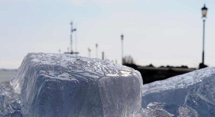 A tél utolsó üzenete: látványos jégképződmények Balatongyörökön (galéria)