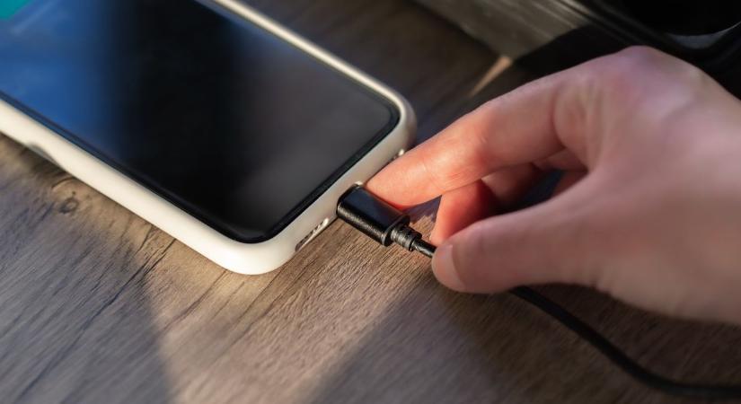 „Rácsatlakozik” a hatóság a telefontöltőkre