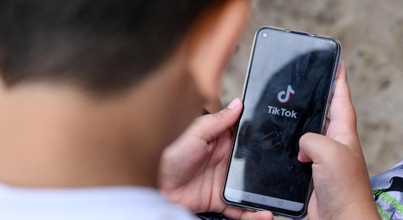 A magyarok többsége támogatná, hogy a 16 év alattiaknak tiltsák meg a közösségi oldalak használatát