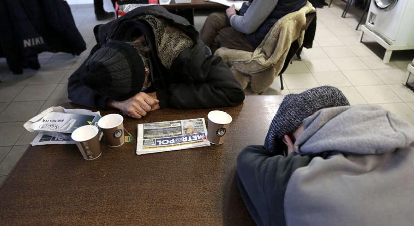 A ebédlőben és földre terített takarókon is aludtak az extrém hidegben a budai hajléktalanszállókon