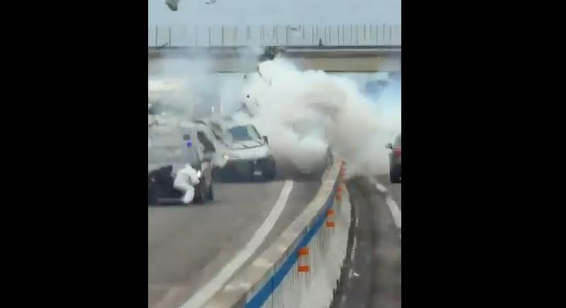 Akciófilmbe illő jelenetek: Háborús övezetté változott az olasz autópálya (videó)
