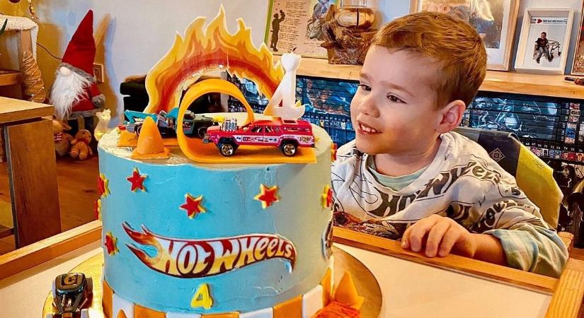 Megint Örs lépteiért sütik a Bakonyban a sütit, robottal már tud járni a négyéves kisfiú (videó)