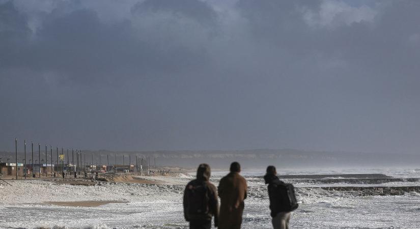 Térdig vízben, hóban és sárban: lecsapott a Marta vihar az Ibériai-félszigetre