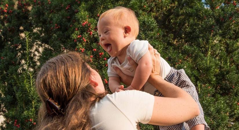 Őszintén vallott Down-szindrómás fiáról a tatai édesanya – ma már másoknak segít