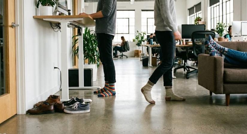 Új trend az irodákban: belépés cipő nélkül