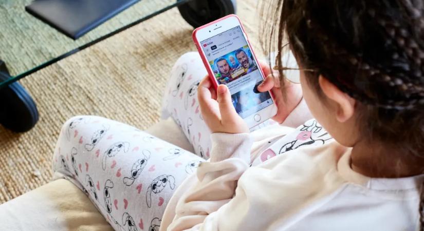 A magyar felnőttek többsége támogatná, hogy a 16 év alattiaknak tiltsák meg a közösségi oldalak használatát