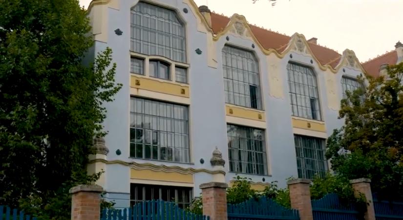 Állami bérlakásból kerültek utcára kisgyerekkel, majd a házban forgatták a kormány „Albérlet helyett saját otthon” reklámfilmjét