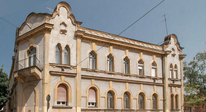 Simán elmész mellette Kaposváron, pedig egy szecessziós bérpalota volt, durva városi történetekkel
