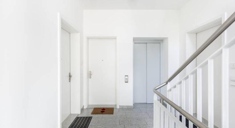 Szabálysértést követ el, aki ilyet tárol a lakása előtti folyosón: akár 800 ezres büntetés is járhat érte