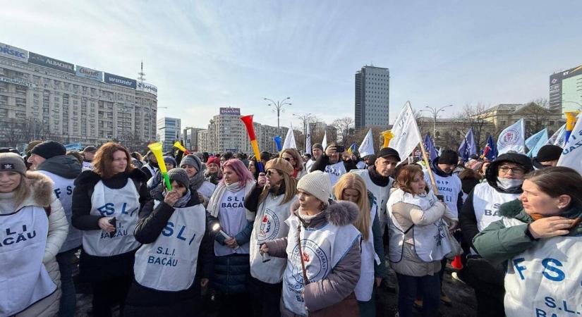 „Még Ukrajnában is növelik az oktatásra fordított kiadásokat” – Romániában óriási megszorítások miatt vonultak utcára a tanárok