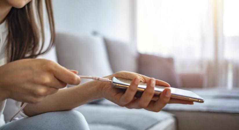 Életveszélyes lehet, ha így töltöd a telefonod – figyelmeztetést adott ki a fogyasztóvédelem