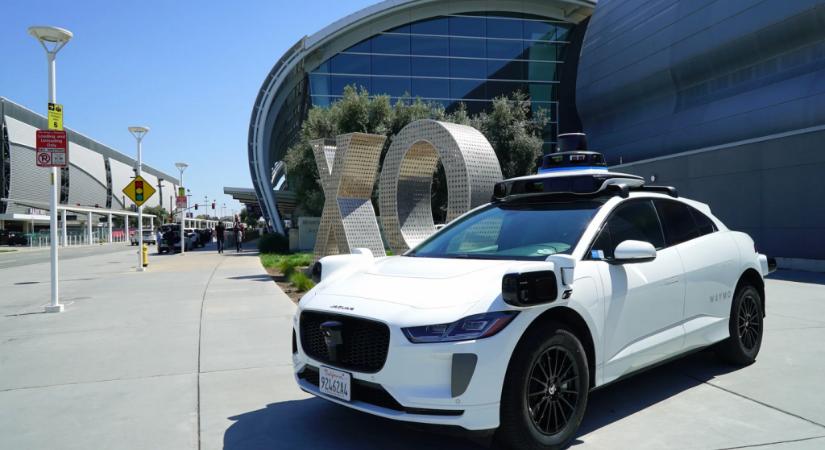 Videó: majdnem összeütközött két robotaxi Amerikában