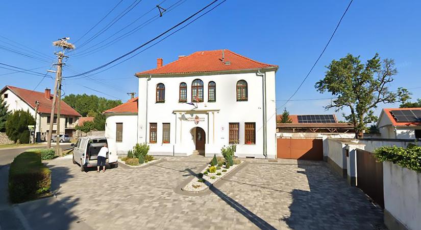 Betörtek az irodájába és rálőttek, mentőhelikopterrel kellett kórházba vinni a Veszprém megyei Nagytevel polgármesterét