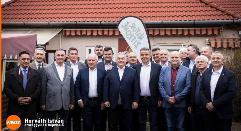 Polgármesterekkel kezdett Szedresben, fórumot tartott a Babitsban Orbán Viktor