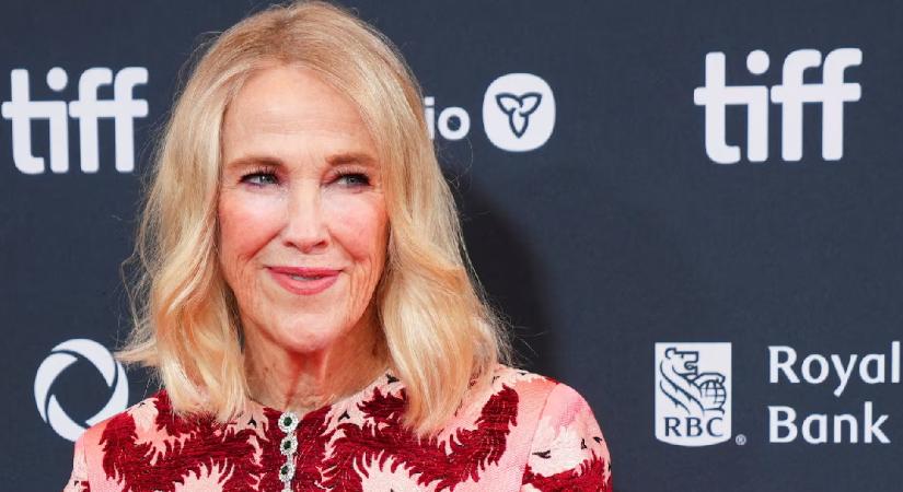 A halotti anyakönyvi kivonatból kiderült, miben hunyt el Catherine O’Hara