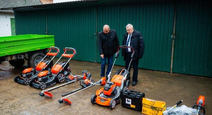Közterület-karbantartó gépek érkeztek Boconádra 