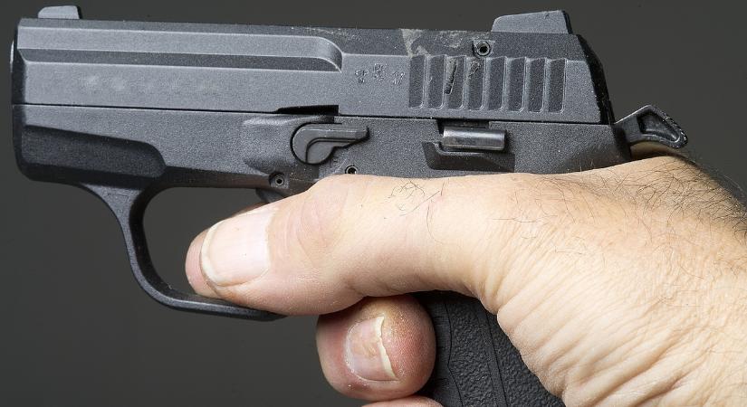 Brutális: fejbe lőtték a polgármestert, az ablakon át menekítették a gyerekeket