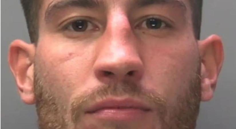 Véresre verte barátnőjét egy törökországi nyaraláson, később a rendőrökre is rátámadt egy férfi