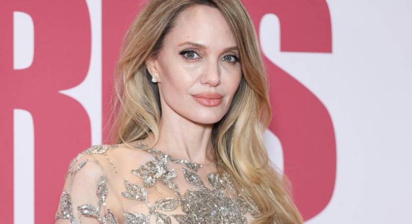 Az 50 éves Angelina Jolie csillogó pucérruhában pózolt a premieren: mindenkinek leesett az álla