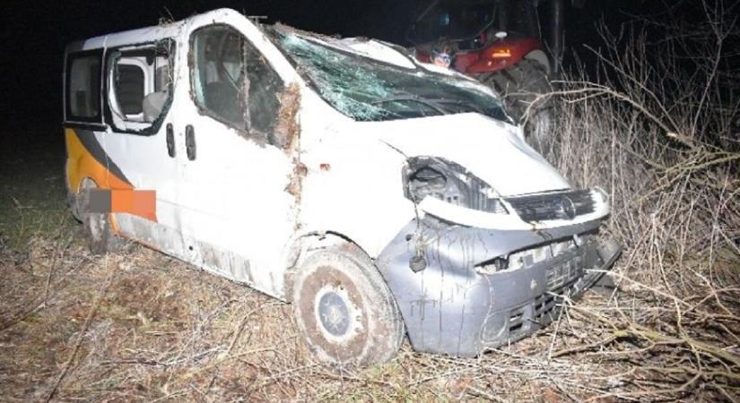 Engedély nélkül vitte el munkaadója autóját – borulás és totálkár lett a vége