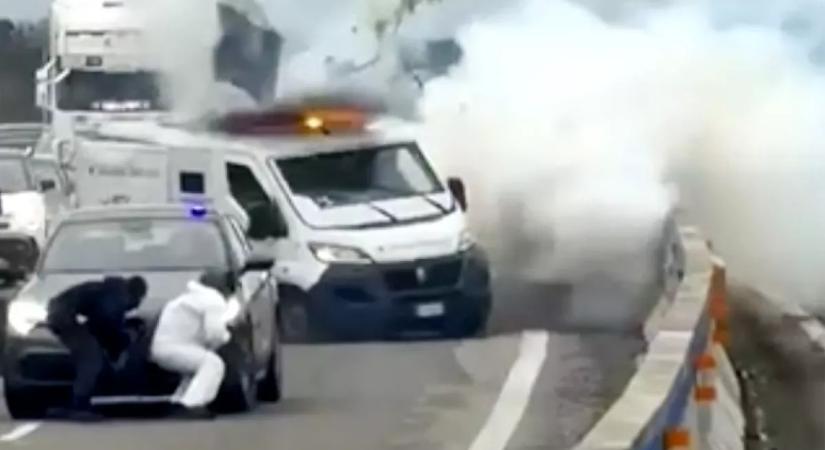 Egy autós vette videóra: álarcos támadók robbantottak fel egy páncélozott teherautót az autópályán