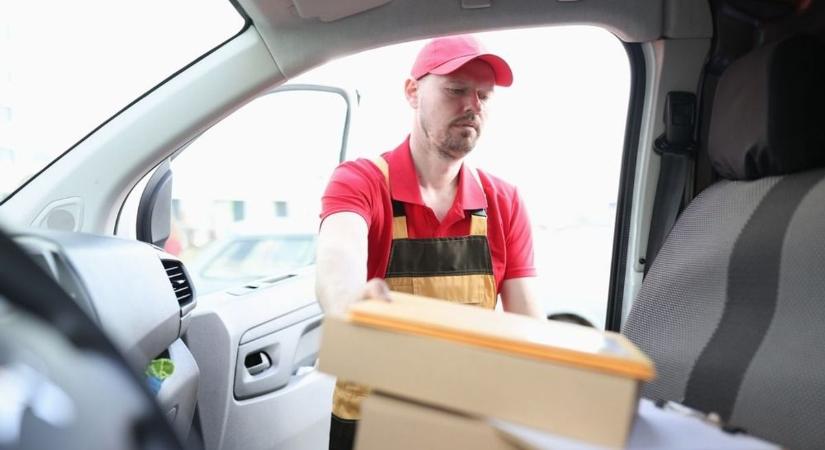 Lenyelte a beszedett pénzt a futár – vádat emeltek ellene Szekszárdon