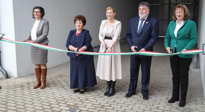 Európa egyik legmodernebb gépészeti tanműhelyét adták át Szolnokon – galériával és videóval