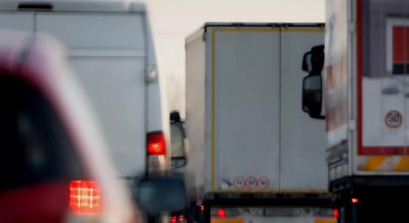 Pályazár az autópályán: fékezés nélkül rohant bele a kocsisorba (videó)