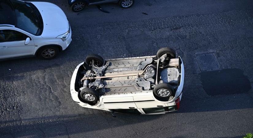 Tetejére borult egy teherautó az M7-esen, mentők, rendőrök a helyszínen