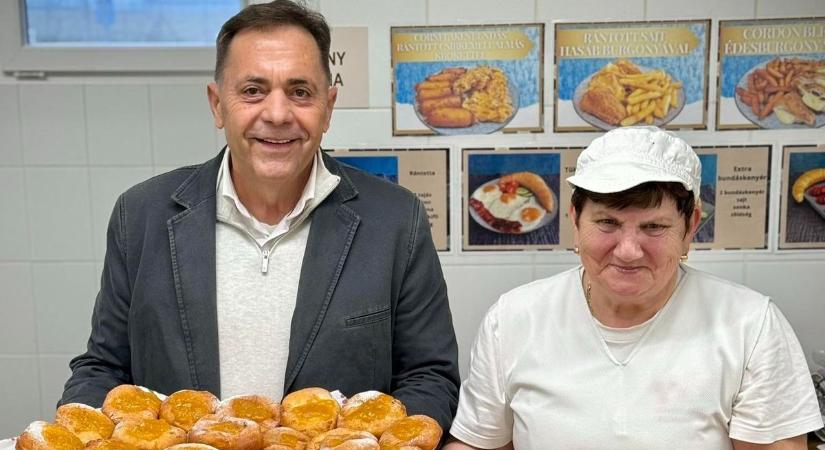 Pócs János édességgel indult Budapestre, a kormányfő szerint a jászsági a legjobb farsangi fánk