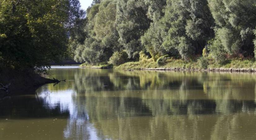 Jön az árvíz: ezt a magyar hidat már lezárták a zajló víztömeg miatt